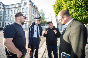 Vom Postplatz über die Hradschin-Treppe bis zum Schlosshang: Diese Orte in Plauens City sorgen für Unbehagen bei Bürgern - Am Theaterplatz: Daniel Escherich von der Mobilen Jugendarbeit (links) im Gespräch mit Plauens Polizeirevierchef Daniel Kurzbach, sowie Frank Zabel vom Kommunalen Präventionsrat und dem Leiter des Ordnungsamtes, René Schreiter (von links).