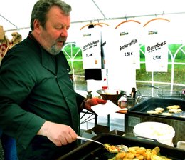 Vom Produzenten direkt zum Konsumenten - 
              <p class="artikelinhalt">Am Stand des Vereins Vogtländischer Knollenrings gab es bei Ulrich Wenzel (Foto) für die Besucher leckere Bratkartoffeln und Bambes. Im September werden die Vereinsmitglieder zum Knollenfest nach Tirschendorf einladen und hoffen auf eine ähnliche große Resonanz wie am Sonntag.</p>
            