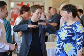 Vom Quälgeist zum Erklärbär - Kevin Kühnert und die Lebenswirklichkeit in Freiberg - Immer schön die Balance wahren: SPD-Generalsekretär Kevin Kühnert am Samstag in Freiberg zu Gast. Dort feierte der Ortsverein 150-jähriges Bestehen - und lotete Strategien für die Zukunft aus. 