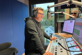 Vom Radiopult der Hochschule Mittweida zum großen Radiosender: Was drei ehemalige Redakteure von „ 99drei“ heute arbeiten - Aktueller Programmchef Oskar Schmiedel hat den Moderationsmarathon zum 20. Geburtstag von „99drei“ Radio Mittweida mitgestaltet. Normalerweise wird nur morgens und abends moderiert, aber in der Geburtstagswoche 24 Stunden lang.