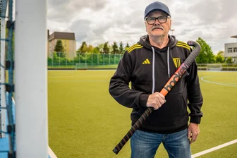 Vom Rasentraktor zur Bundeskanzlerin: Als das Freiberger Hockey-Urgestein Angela Merkel begrüßte - Im Freiberger Hockeysport ist Herbert Seifert seit Jahrzehnten nicht wegzudenken. Er wurde dieses Jahr 70 Jahre und ist mehrfach ausgezeichnet worden.