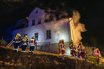 Vom Rauch eingeschlossen: Kinder und Erwachsene aus brennendem Haus im Erzgebirge gerettet - Fünf Menschen wurden aus diesem brennenden Wohnhaus in Schönheide gerettet.