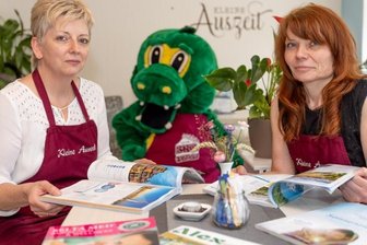 Vom Reisebüro zum Café - Wie zwei Schwestern aus dem Erzgebirge Corona trotzen - Annett Dürig (l.) und Katja Winkler betreiben das Café "Kleine Auszeit" in Annaberg-Buchholz. Ihnen steht Maskottchen Stoffel zur Seite. 