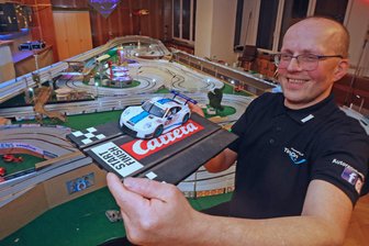 Vom Renn-Fieber gepackt: Diese Vogtländer lassen Mini-Autos über eine 55 Meter lange Anlage sausen - Für sein Hobby reist Mike Könitzer regelmäßig aus dem Saale-Orla-Kreis an. Seit seiner Kindheit hat ihn die Leidenschaft für die Autorennbahn nie wirklich losgelassen.