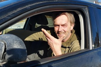 Vom Republikflüchtling zum Bundesligaprofi: Der Ex-Auer André Köhler hat seinen 60. Geburtstag gefeiert - Heute ist André Köhler Fahrlehrer, hier bei einer Pause in Oelsnitz.