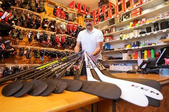 Vom Rettungsdienst in den Sportshop: Warum Florian Trommer einen beruflichen Neustart ausgerechnet im Kunsteisstadion in Crimmitschau wagt - Der Shop im Kunsteisstadion hat einen neuen Betreiber. Florian Trommer öffnet den Shop an fünf Tagen in der Woche.