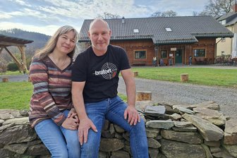 Vom Rittergut zum Blockhauscafé: Müllers Konzept für Gastronomie in Erdmannsdorf - Cornelia und Uwe Müller vor ihrem Blockhauscafé in Erdmannsdorf.