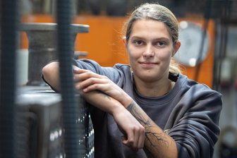 Vom Ruhrpott ins Vogtland: Wie sich eine 22-Jährige in einem Männerberuf behauptet - Kimberley Neukäter nennt sich „Kim“. Sie weiß, dass auf ihre Kollegen Verlass ist. Umgedreht ist es genauso.