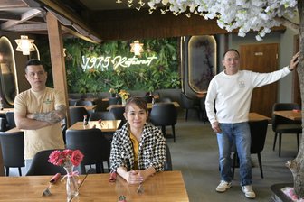 Vom rustikalen Gasthaus zur exotischen Adresse: Nach jahrelangem Leerstand eröffnet „1975 Restaurant“ am Zwickauer Stadion - Die Familie von Restaurant-Inhaber Trong Cong Nguyen hat beim Umbau mitgeholfen (v. l.): sein Bruder Hoa Van Vo, seine Schwester Thi Thanh Ngyuen und sein Vater Trong Phong Nguyen.