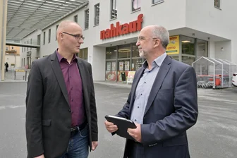 Vom Schandfleck zum Vorzeigeobjekt: Postpassage Schneeberg nach drei Jahren im Check - WBG-Chef Peter Stimpel (rechts) und Mitarbeiter Rico Teichmann sind mit der Entwicklung der Postpassage sehr zufrieden.
