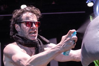 Christian Schmidt als Regisseur "Jay" in "Die Goldberg-Variationen" an den Theatern Chemnitz.  Foto: DiEter WuschAnsky