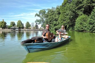 Vom Schicksal Kinderheim bis zum Duo „Riley&Voltz“: Kultur in der Kapelle in Wiederau verspricht Abwechslung - Das Songwriter-Duo „Riley&Voltz gastiert am 26. April in Wiederau. Die beiden Musiker spielen eigene Titel und Coversongs.