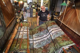 Vom Schlossgemach ins Wohnzimmer: Vortrag zu Wandteppichen in Hohenstein-Ernstthal - Thomas Zinke webt im Textil- und Rennsportmuseum Wandteppiche mit röhrendem Hirsch.