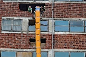 Vom Schocken-Kaufhaus in Crimmitschau bleibt nur die Hülle stehen - Bis spätestens Mitte Juli soll das Entkernen des Schocken-Kaufhauses beendet sein. Danach beginnt der eigentliche Umbau. 