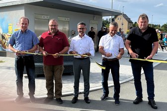 Vom Schornstein zum Schmuckstück: Adorfs neuer Viola-Park freigegeben - Das Band ist durchtrennt: Der Viola-Park in Adorf ist eröffnet.