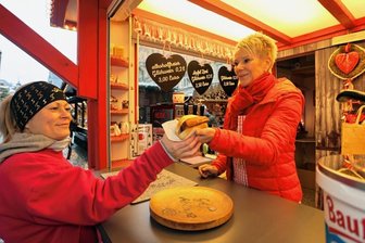 Vom Schreibtisch ins festliche Getümmel - Heike Gündel, seit 36 Jahren kaufmännische Verlagsangestellte bei "Freie Presse" in Zwickau, arbeitete vier Wochen in einer Weihnachtsmarkt-Bude. Viele Leser kennen sie vom Lesertelefon oder aus der Redaktion.