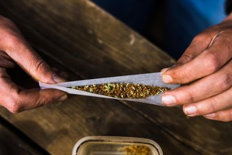 Vom Schüler zum Kleinstadt-Dealer: Jugendlicher aus Mittelsachsen gesteht 152 Fälle - Eine Person dreht sich mit Cannabis einen Joint zum Rauchen.