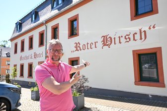 Vom Schuhhaus zur „Blauen Kuh“: Jan Kösters eröffnet neuen Imbiss in Claußnitz - Seit 2009 ist Jan Kösters Gastwirt im „Roten Hirsch“ in Claußnitz. Er zeigt auf die sanierte Fassade.