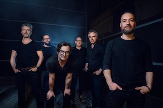 Vom Schuldirektor über Geschäftsführer bis hin zum Promi-Fotografen: Diese Band besteht aus bekannten Vogtländern - The Rubberboots – das sind (von links): Christoph Bang, Tobias Klaubert, Chris Gonz, Friedemann Adler, Sebastian Gottwald und René Schicketanz.