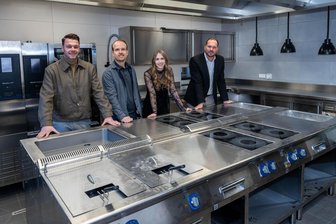 Vom „Schwanenschlösschen“ zum „Schilling“: Mittweidas neues Restaurant mit Blick auf den Schwanenteich - Johannes Göbler, Michael Kiesewetter, Lilly Müller und Robert Vennedey in der neuen Küche im „Schilling“.