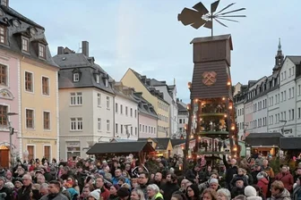 Vom Schwimm-Kranz bis zur Drehlaterne - Das erste Adventswochenende in Schneeberg gab schon einmal einen Vorgeschmack aufs traditionelle Lichtelfest der Bergstadt am kommenden Wochenende.