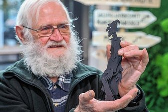 Vom Silhouetten-Filmer bis zum Schnitzer: Programm für zwei Tage Advent in der Chemnitzer Stadthalle steht fest - Jörg Herrmann hat sich vor Jahrzehnten den Scherenschnitten und dem Silhouetten-Film verschrieben. Er wird am ersten Adventswochenende seine Kunst in der Stadthalle präsentieren. 