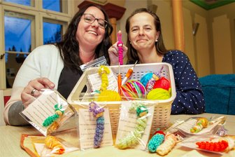 Vom Sorgenwürmchen zum Glückswürmchen: Rekordverdächtige Spendenaktion für das Hospiz in Oederan - Caroline Morgenstern (links) und Nikole Kommant haben in Oederan das Glückswürmchen-Projekt initiiert. Inzwischen häkeln viele fleißige Hände zugunsten des Hospizes „Ellen Gorlow“.