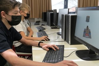 Vom Spiel zum Unterrichtsmittel: Schüler denken dreidimensional - Die beiden Siebtklässler Emilio Grille (vorn) und Florian Tägl (hinten) gehören zu jenen Schülern an der ION, die das Ganztagsangebot zur Programmierung nutzen. 