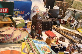 Vom Spielzeugauto bis zu Opas Grammofon: Trödelmarkt öffnet auf Augustusburger Waldbühne - Auf dem Trödelmarkt in Augustusburg wird es allerhand Schätze geben.