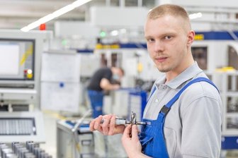 Vom Spitzen-Azubi zum Fernstudenten - Jakob Kolodziej hat seine Ausbildung zum Zerspanungsmechaniker bei Dr. Gühring in Treuen als Landesbester abgeschlossen. Im Februar beginnt er berufsbegleitend ein Maschinenbau-Fernstudium. 