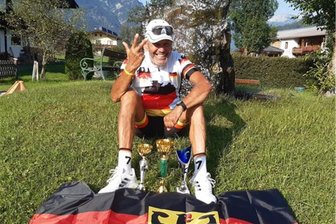 Vom Spitzen-Läufer zum Radsport-Enthusiast: Ein sportverrückter Zwickauer wird 75 - Stephan Künzel zeigt es an: Drei Pokale auf einen Streich hat er jüngst in Österreich gewonnen.