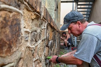 Vom Sportplatz in Rochlitz bis zum  Steinsockel in Lunzenau: An welchen Schulen noch emsig gebaut wird - An der Lunzenauer Grundschule sind Restarbeiten im Sockelbereich erfolgt. Mitarbeiter der Firma Vogt Naturstein + Denkmalpflege aus Klipphausen nahe Dresden haben Fugen erneuert.
