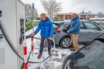 Vom Sportwagen-Ingenieur bei BMW zum E-Auto-Verfechter - Der einstige Sportwagen-Ingenieur Wolfram Cüppers (links) lässt heute ausgediente Schnellladesäulen aufbereiten und etwa vor Supermärkten aufstellen. Mit dem Konzept hat er beispielsweise den Chemnitzer Einzelhandels-Unternehmer Peter Simmel überzeugt.
