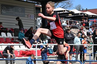 Vom Stabhochsprung inspiriert: Ein junger Überflieger aus dem Erzgebirge - Auch im Hürdenlauf zeigte Henri Haase vom LV 90 Erzgebirge eine starke Leistung.
