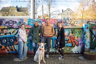 Vom Stillstand zum Aufbruch: Jugendtreff im Erzgebirge kämpft sich aus der Krise - Samantha Uhlig (v. l.), Katja Mehlhorn und Andreas Kramer vom Verein sowie Mitarbeiterin Sandy Klix – plus Hund Odin – gehören zum Team des Jugendclubs.