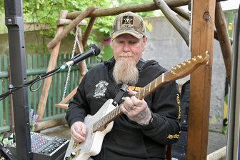 Vom Suff zum Segen: Wie ein Rocker mit Gott, Gitarre und Gasgrill durch Westsachsen tourt - Der Rock-Pastor gab am Donnerstagmittag ein kleines Hofkonzert für die Klienten der Zwickauer Wohnungsnotfallhilfe.