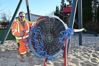 Vom Täter auf Spielplatz fehlt jede Spur: Wiederau bleibt auf Kosten sitzen - Rico Fuhrmann, Bauhofmitarbeiter und Spielplatzbeauftragter im Dezember an der beschädigten Nestschaukel.