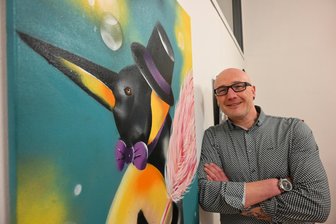 Vom Tattoostudio ins Rathaus von Limbach-Oberfrohna: Tätowierer eröffnet Kunstausstellung - Tattoo- und Graffitikünstler Patrick Weise alias "PatworkZ" hat am Donnerstag seine erste Ausstellung im Rathaus von Limbach-Oberfrohna eröffnet.