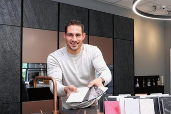 Vom Tischler zum Studioinhaber: Ein Mann für die perfekte Küche - Im neuen Küchenstudio von "Novus Culina" in Raschau zeigt Inhaber Enrico Schmidt einige der vielfältigen Materialvarianten für die Gestaltung von Küchen mit Fronten oder Arbeitsplatten. r