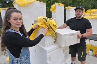 Vom Traumhaus zum Albtraum: Wie eine Familie in Zwickau um ihr neues Zuhause kämpft - Melanie und Enrico Lorenz auf ihrer Baustelle. Eigentlich hätte das Haus schon fertig sein sollen.