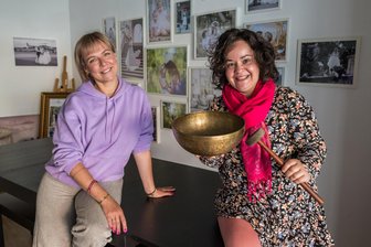 Vom „Traumschiff“-Deck zum Schaufenster: Wie eine 40-Jährige das Erzgebirge als ihren Hafen entdeckt hat - Juliane Rosenberg (r.) hat ihren Weltladen in Stollberg eröffnet. Daneben ist sie freiberuflich tätig, bietet Klangreisen an - im Fotostudio von Susann Funke (l.).
