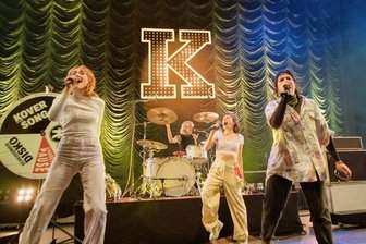 Vom Treiben und Treiben lassen: Wie Power Plush aus Chemnitz mit Kraftklub vor 70.000 Menschen spielten - Kraftklub und Power Plush beim Lollapalooza in Berlin.
