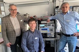 Vom Tüftler zum Top-Unternehmen im Vogtland: Die Erfolgsgeschichte von IK Elektronik - Jan-Erik Kunze kann sich auf sein starkes Team verlassen. Dazu gehören Entwicklungs-Teamleiter Tino Puggel und der Leiter des Auftragszentrums Björn Hoyer (von links).