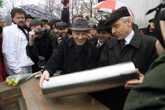 Vom Überlebenden zum Vorsitzenden der jüdischen Gemeinde: Rotsteins Weg oder die Geschichte eines Chemnitzers - Grundsteinlegung für die Synagoge in Chemnitz im Jahr 2000: Ex-OB Dr. Peter Seifert (r.) und Siegmund Rotstein.