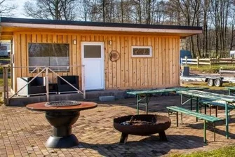 Vom Überseecontainer zum Mini-Seehaus - Vorher und nachher: Aus einem alten Überseecontainer (rechts) entsteht in Handarbeit ein mit Lärchenholz verkleidetes Tiny House. Drei werden es insgesamt auf dem Gelände.