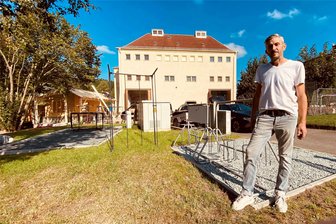Vom Umspannwerk zum Kulturtreff im Erzgebirgsdorf: Warum Sven Hetsch grob fast eine Viertel Million Euro investiert - Sven Hetsch am alten Umspannwerk in Jahnsdorf - links die neue Hütte für den Biergarten. Er will das Areal zu einem großen Kultur- und Veranstaltungsort im Dorf machen.
