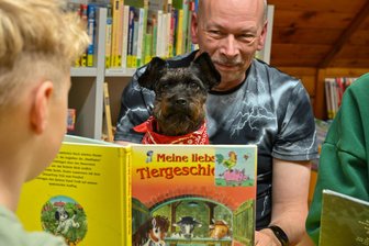 Vom ungarischen Straßenhund zur Vorlesehündin im Erzgebirge - Jens Tanneberger und seine Frau Heidi Eismann haben Hündin Tiana vor anderthalb Jahren zu sich geholt. Sie ist Neukirchens erste Vorlesehündin.