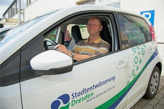 Vom Verbrenner zum E-Auto: Fazit nach 5000 Kilometern - Ralf Dymak arbeitet bei der Stadtentwässerung Dresden. Seit März fährt er mit einem E-Auto zu seinen Baustellen. 