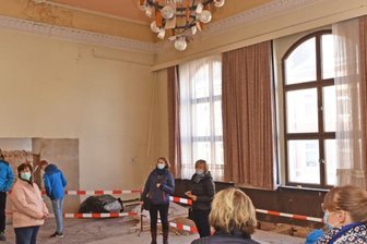 Vom Verhandlungsraum zur Aula - Der einstige Verhandlungsraum wurde zum Veranstaltungssaal - nun soll dort die Aula einziehen. Für den Kronleuchter wird nach einem neuen Besitzer gesucht. 