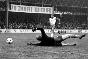 Vom verschobenen Pokalfinale bis zu kuriosen Spitznamen: Was ein Ehrenmitglied des FSV Zwickau zum 90. Geburtstag ausplaudert - Der Zwickauer Rolf Baumann streckt sich nach dem Ball. Das Foto entstand 1969 bei einem Traditionsspiel unter dem Motto „20 Jahre Oberligafußball in Zwickau“ gegen eine DDR-Journalistenauswahl.